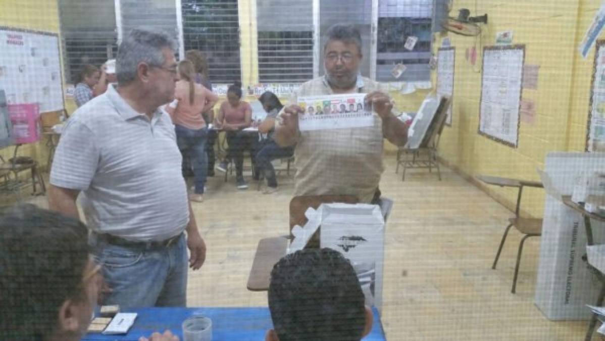 En la escuela San Martín de Puerto Cortés miembros de la mesa electoral realizan escrutinio.