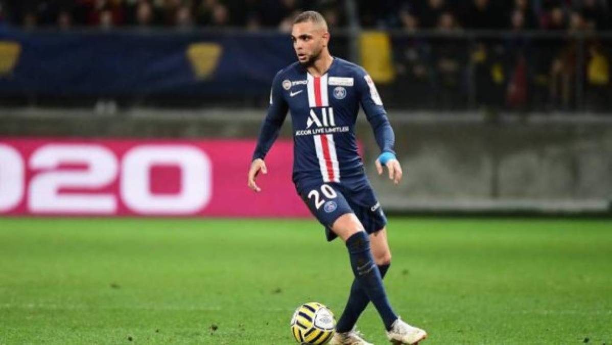 Cuando parecía que Layvin Kurzawa estaba más fuera que dentro del PSG ha llegado la sorpresa. El lateral izquierdo, que acababa contrato el próximo martes 30 de junio, ha llegado a un acuerdo con el club parisino para ampliar su relación contractual.