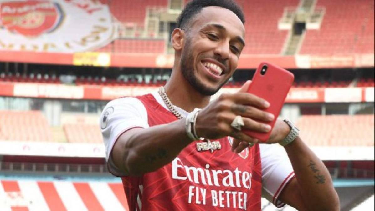 Pierre-Emerick Aubameyang: El delantero gabonés llegó a un acuerdo y renovó su contrato con el Arsenal de Inglaterra: 'Finalmente, he firmado, la gente me pedía firmar y por fin está hecho. Estoy muy contento de quedarme aquí, es mi casa', declaró el jugador.