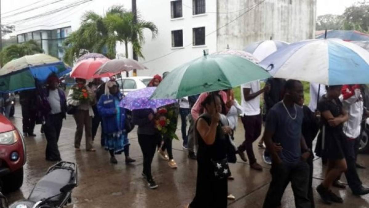 Bajo una copiosa lluvia dieron el último adiós a Walter Williams.