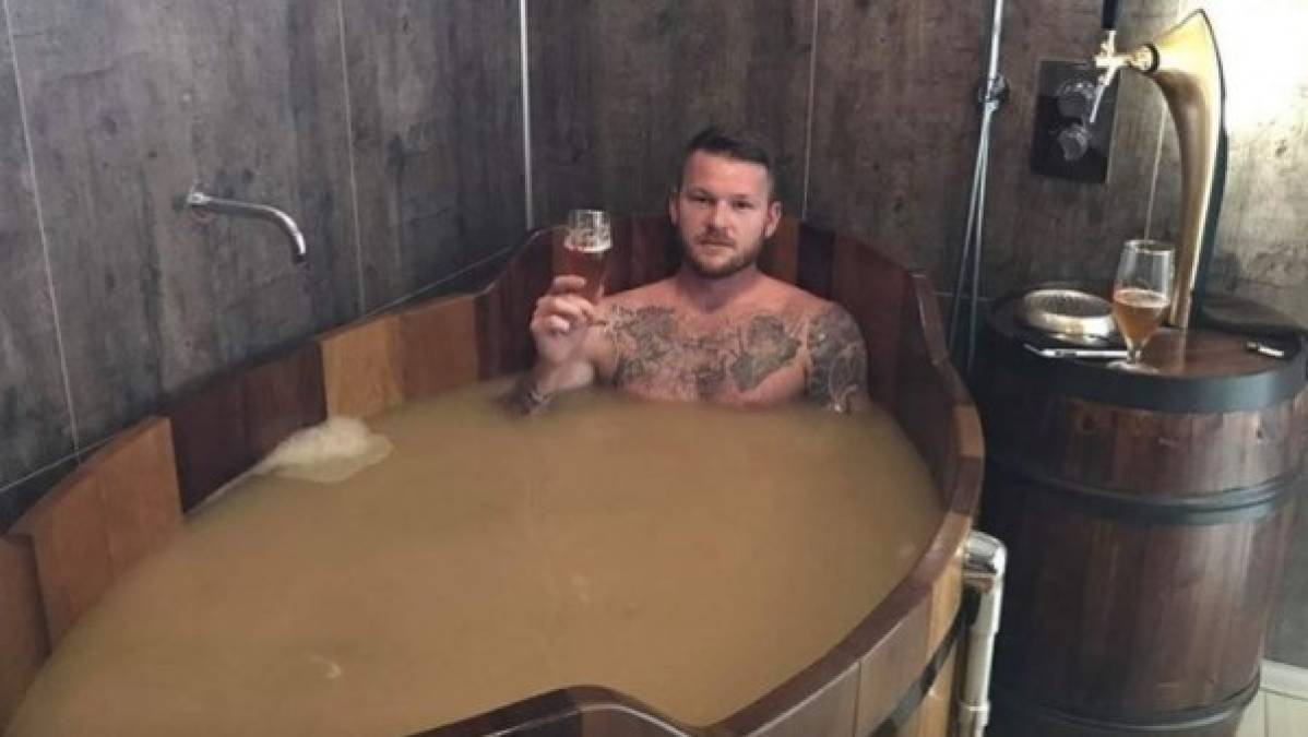 'Es una experiencia única', cuentan algunos miembros del equipo que la vivieron. 'Un baño de cerveza tiene un efecto suavizante en la piel', explica el lugar en su sitio web. Así lo disfruta Aron Gunnarsson.