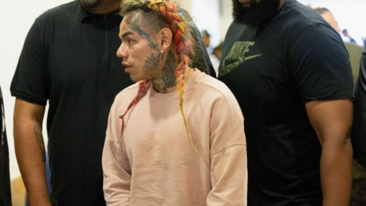 Con respeto a su segundo arresto (hecho este lunes 19 de noviembre) el abogado de Tekashi 6ix9ine dijo que su defendido podía estar bajo arresto domiciliario pagando una fianza de 750 mil dólares, propuesta que fue denegada hoy martes por la Corte de New York.