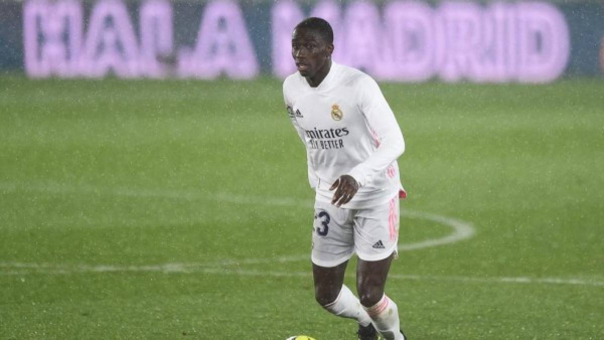 El diario Marca asegura que Ferland Mendy busca conseguir un nuevo contrato en el Real Madrid. Desafortunadamente para el lateral francés, los blancos son renuentes a revisar los términos de su contrato a un jugador que ya tienen firmado hasta 2025.<br/><br/>Foto - AFP