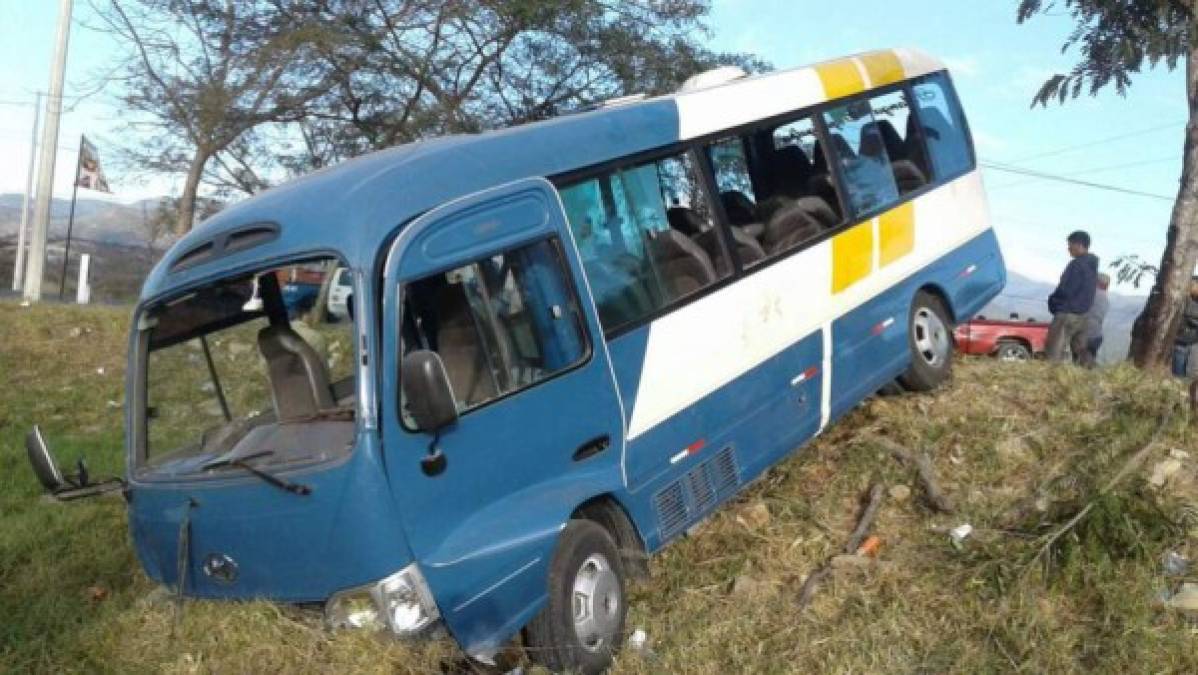 Accidente de bus en carretera a Olancho deja 15 heridos.
