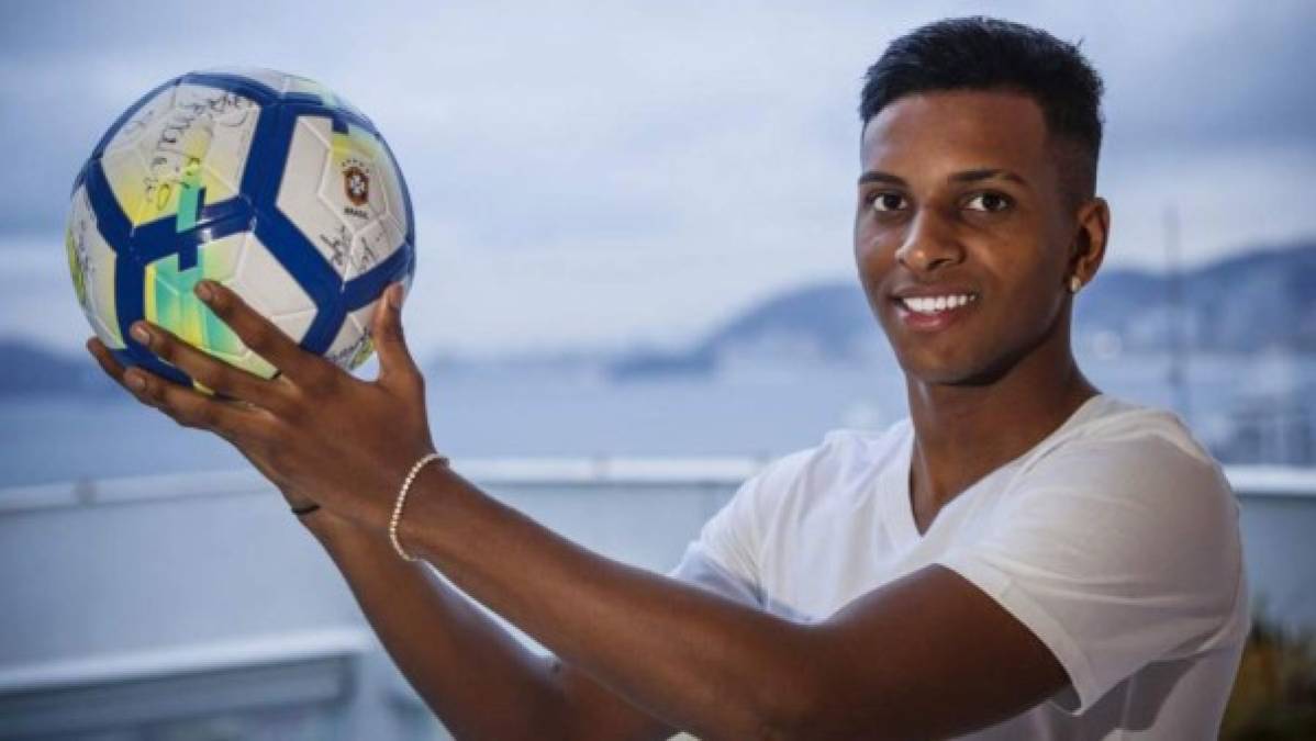 Rodrygo Goes se ha despedido del Santos para recalar en el Real Madrid, su nuevo club. El joven delantero brasileño (18 años) ha dicho en una entrevista a la televisión del club que 'claro que me motiva ir a jugar a uno de los mejores clubes del mundo'. El equipo blanco podría presentarlo la semana que viene.