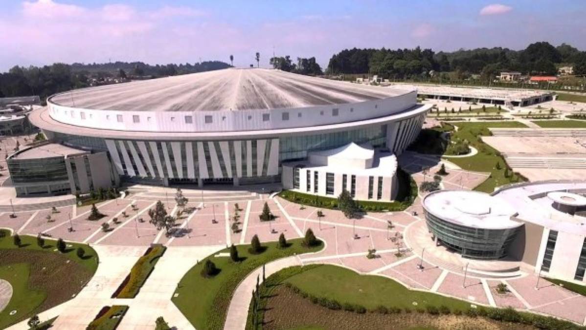 El impresionante templo en forma de paloma del espíritu santo fue inaugurado en 2013 por el expresidente guatemalteco Otto Pérez, preso por corrupción. Su construcción tuvo un costo de 45 millones de dólares, aportados por los fieles, según declaró Luna a la cadena BBC.