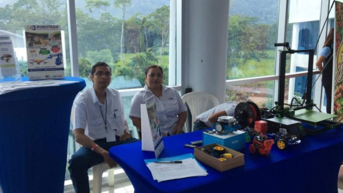 Robotedh (Robótica Educativa de Honduras) están operando desde abril. Son una 'startup' cuya visión es expandir su servicio a los centros públicos y privados de Honduras. Imparten cursos de programación, electrónica básica, diseño e impresión en 3D.