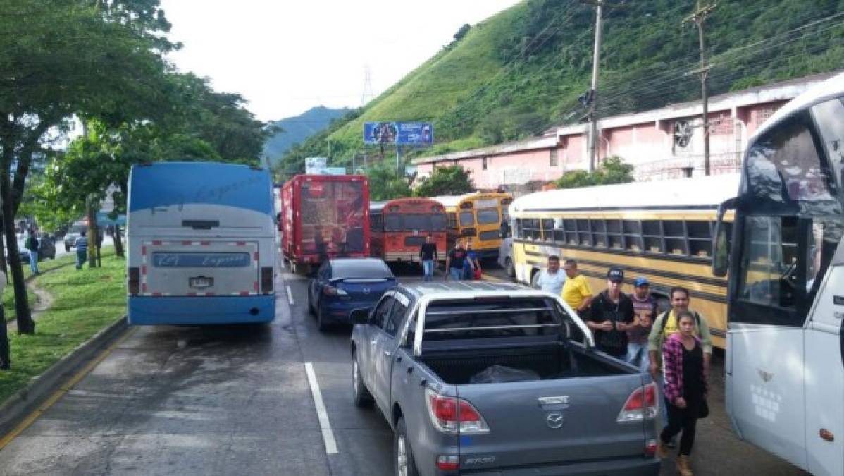 La protesta generó largas filas de carros en el bulevar del sur de San Pedro Sula, en la salida hacia Tegucigalpa.