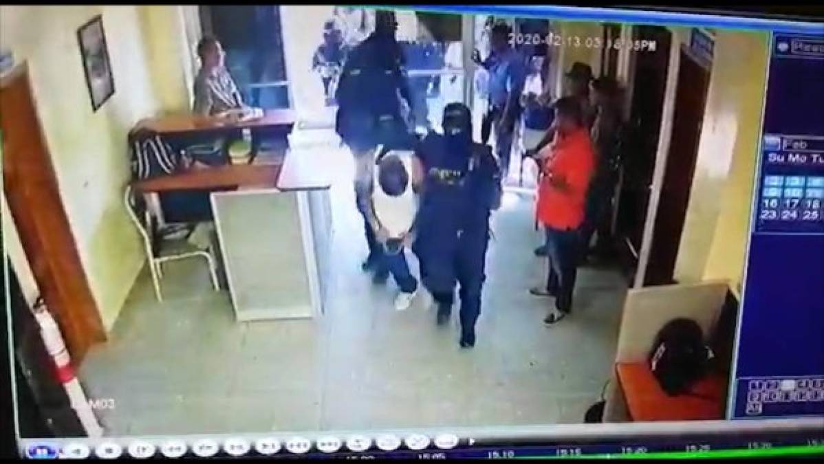 Los pandilleros simularon llevar a un detenido quien usaba una camisa blanca e iba con esposas, además de un falso testigo protegido vestido con una túnica negra. El hecho ocurrió a alrededor de la 1:30 pm.