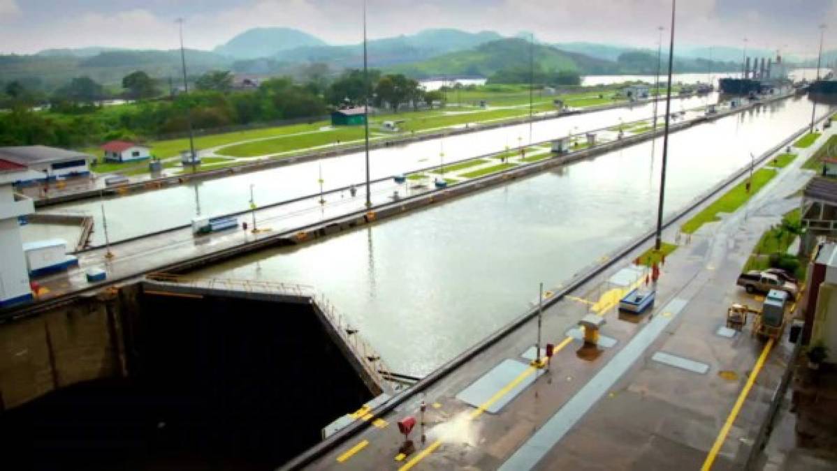 De los 5.250 millones de metros cúbicos de agua dulce que necesita el Canal para operar de manera sostenida, solo se disponen de unos 3.000 millones, lo que hace temer que las navieras opten por otras rutas, como el Canal de Suez.