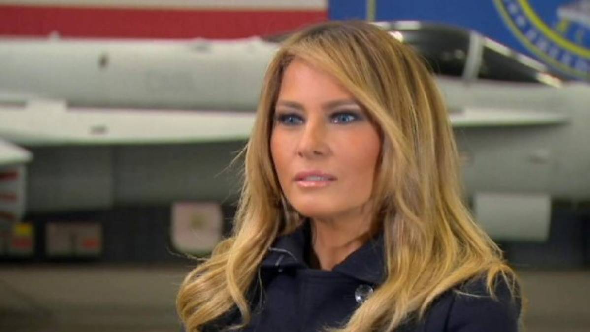 Melania también brindó la semana pasada una entrevista a Fox News, en la que afirmó que lo más difícil que ha tenido enfrentar como primera dama es a los 'los oportunistas que usan mi nombre o a mi familia para avanzar ellos mismos, desde comediantes hasta periodistas y actores, escritores'.