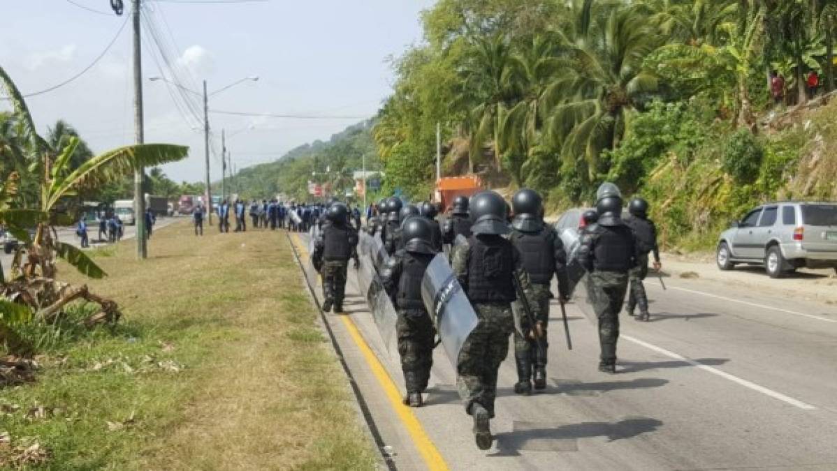 En Puerto Cortés no hay paso debido a que un grupo del transporte pesado no ha suspendido la paralización de labores. En este sector no hay paso por la zona de Casa Azul y Campana.<br/><br/><br/>