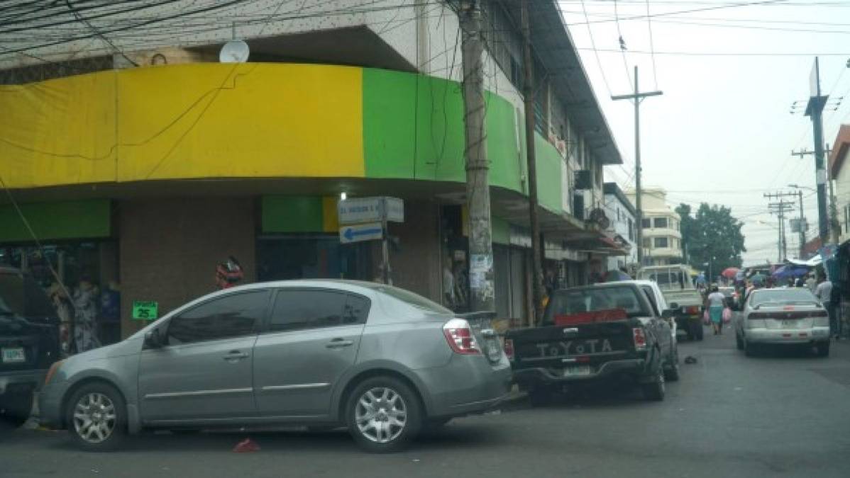 Las faltas a la hora de estacionarse comienzon con los que tratan de aprovechar hasta el más mínimo espacio de estacionamiento en el que consideren que cabe su vehículo, así obstruya la esquina de las calles, algo que, en teoría, los dejaría expuestos a ser recogidos por las grúas municipales.