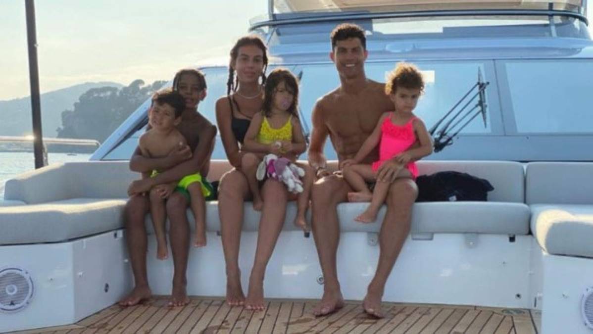 El yate tene capacidad para doce personas, ideal para el nutrido grupo que siempre les acompaña, ya que, además de sus hijos, Ronaldo y Georgina, suelen ser acompañados junto a varios amigos, el personal de servicio y su equipo de seguridad.