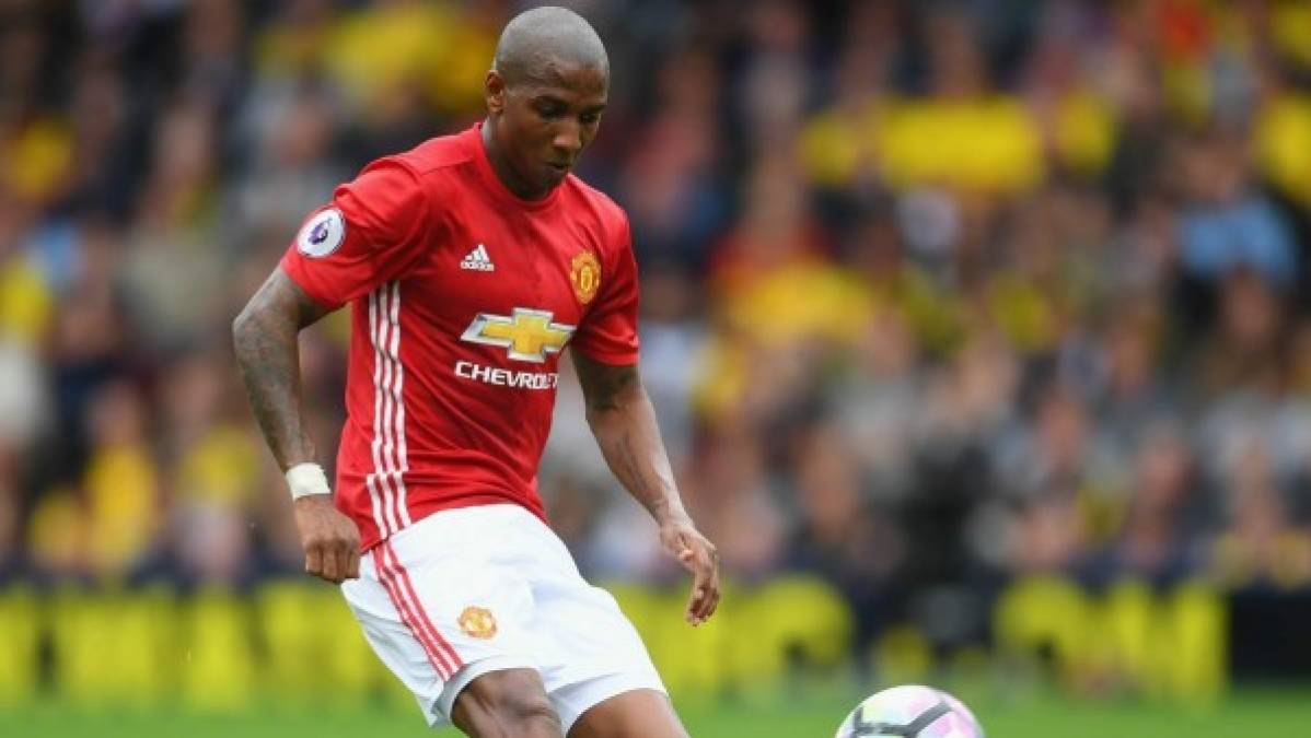 El extremo del Manchester United, Ashley Young, no dejó claras sus intenciones de futuro en una entrevista concedida a Sky Sports. El inglés, que cumplirá 32 años dentro de poco, aseguro que su única voluntad es 'jugar tanto como sea posible. Por el momento estoy centrado sólo en el Manchester United, pero cuando nos acercamos a los periodos de mercado hay rumores y siempre los habrá'. Ashley Young podría tener ofertas de la Superliga china.