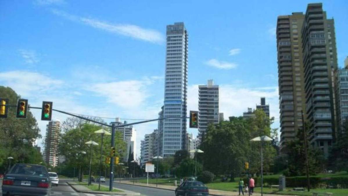 El edificio que compró Messi en Rosari, su ciudad natal, está ubicado a metros del Monumento a la Bandera y tiene una vista única al río Paraná.