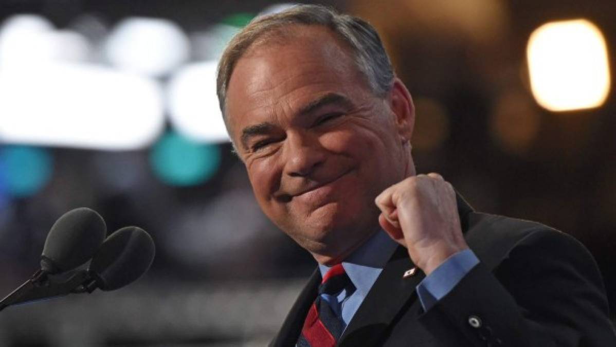 El candidato demócrata a la Vicepresidencia de Estados Unidos, Tim Kaine, sorprendió anoche al dejar su estilo calmado para realizar una particular imitación burlándose de la retórica del magnate y candidato republicano Donald Trump. 'Nunca te dice cómo va a hacer todas esas cosas que dice que va a hacer. Simplemente dice 'Créanme, créanme'', dijo el senador, de 58 años, quien desató risas y aplausos de los delegados en la convención. 'Va a ser maravilloso, ¡créanme! Vamos a construir un muro y México va a pagar por él, ¡créanme! No hay nada sospechoso en mi declaración de la renta, ¡créanme!', se mofó el candidato vicepresidencial sobre las maneras del multimillonario cuando se dirige a sus seguidores y su reticencia a hacer públicos sus impuestos.