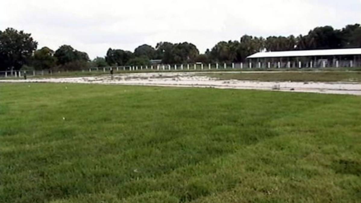 En la cancha se instaló un sistema de riego para la grama. El terreno de las acciones no había recibido tratamiento por mucho tiempo y se trabaja para tenerlo en mejores condiciones y que la pelota ruede plácidamente por el césped.