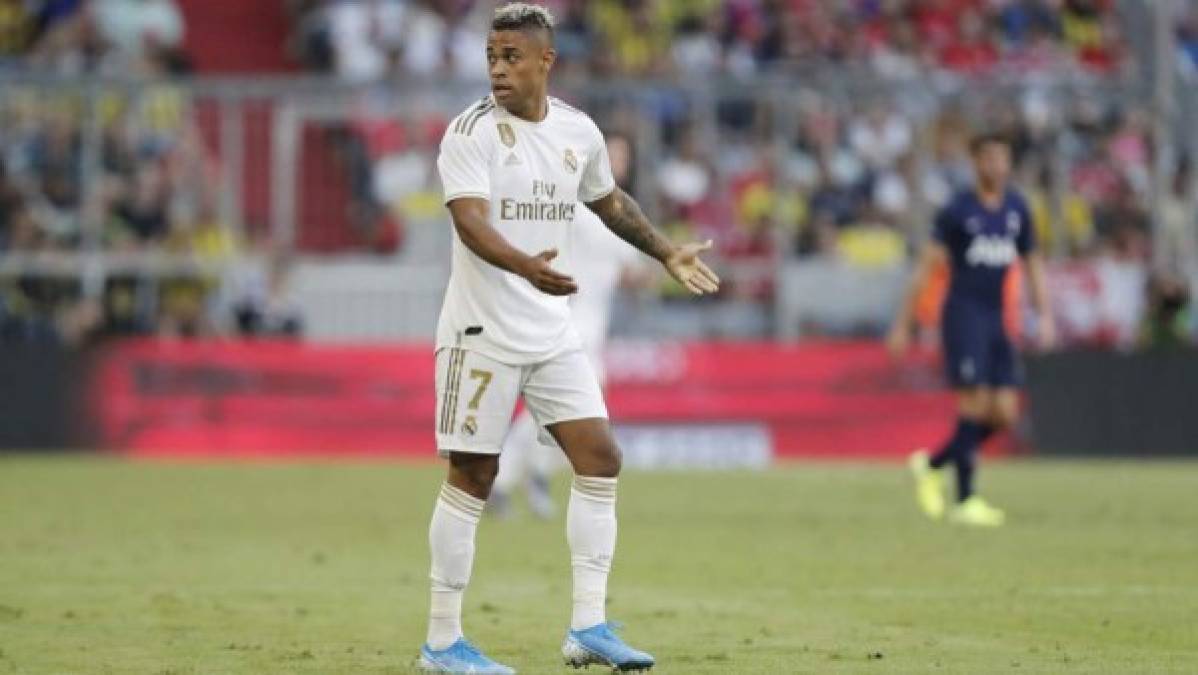 Mariano Díaz: El delantero es otro de los que Real Madrid pretende vender. Sin embargo, el diario AS informa que el atacante no se quiere ir del cuadro blanco.