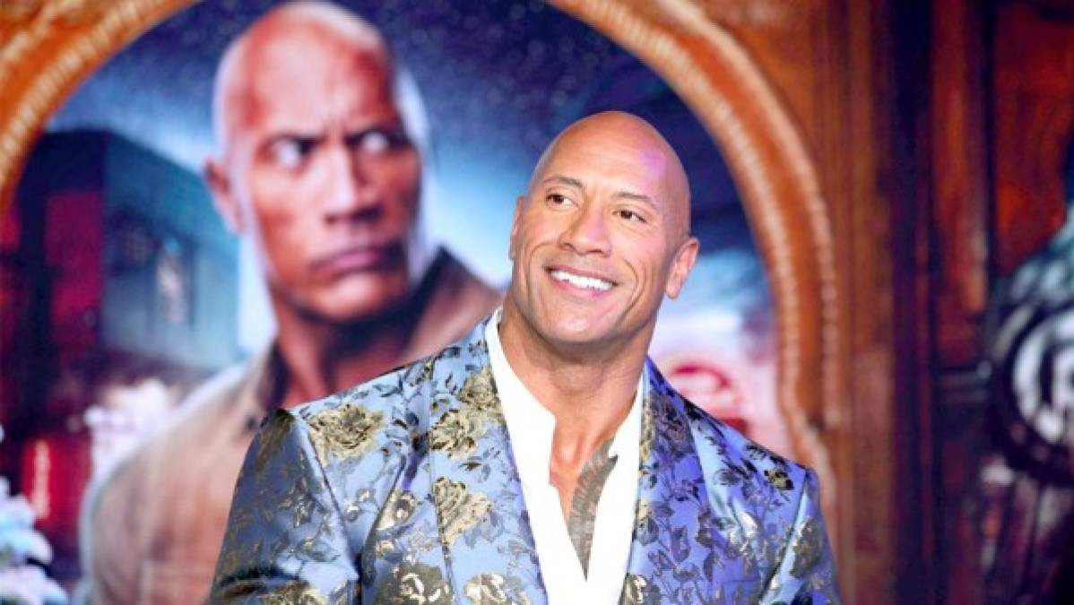 Dwayne Johnson 'La Roca'.<br/>Después de que se truncaron sus sueños de jugar profesionalmente al fútbol americano por repetidas lesiones que sufrió, reveló a The Hollywood Reporter que se sintió profundamente deprimido. <br/>El artista también atestiguó cómo su madre intentó quitarse, al salir de su auto y tirarse hacia otros automóviles, momento en el que el actor logró empujarla y ponerla a salvo.<br/>