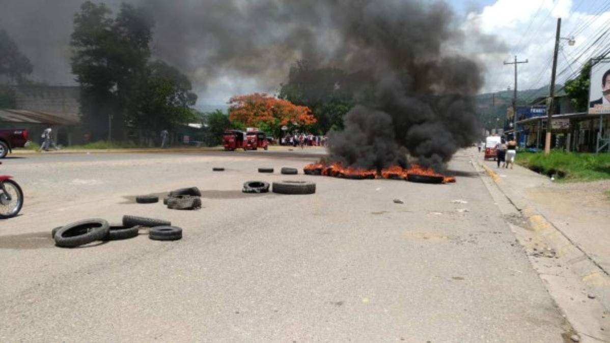 Algunas vías fueron bloqueadas con quemas de llantas.