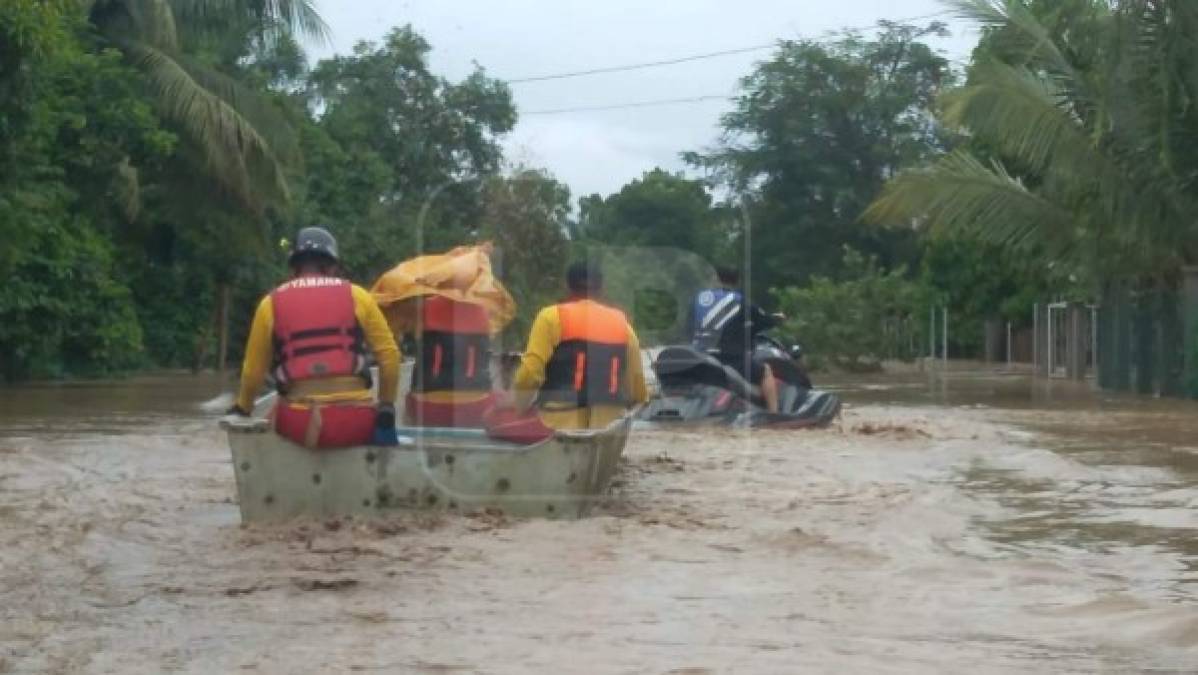 Para poder ingresar a las comunidades afectadas, los miembros de los cuerpos de rescate se tuvieron que trasladar en lanchas.