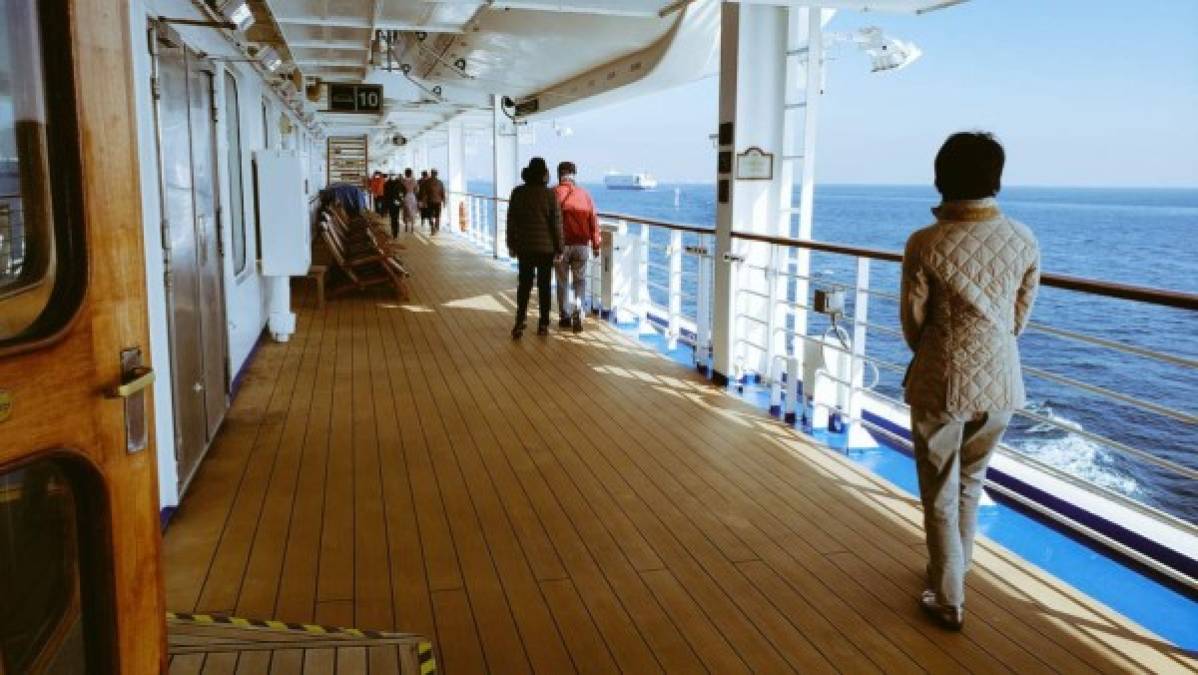 Los más de 3,000 pasajeros quedaron en confinamiento luego de que las autoridades niponas prohibieran el desembarco y ordenaran realizar pruebas a todas las personas en el crucero. La cuarentena se prolongará hasta el 19 de febrero.