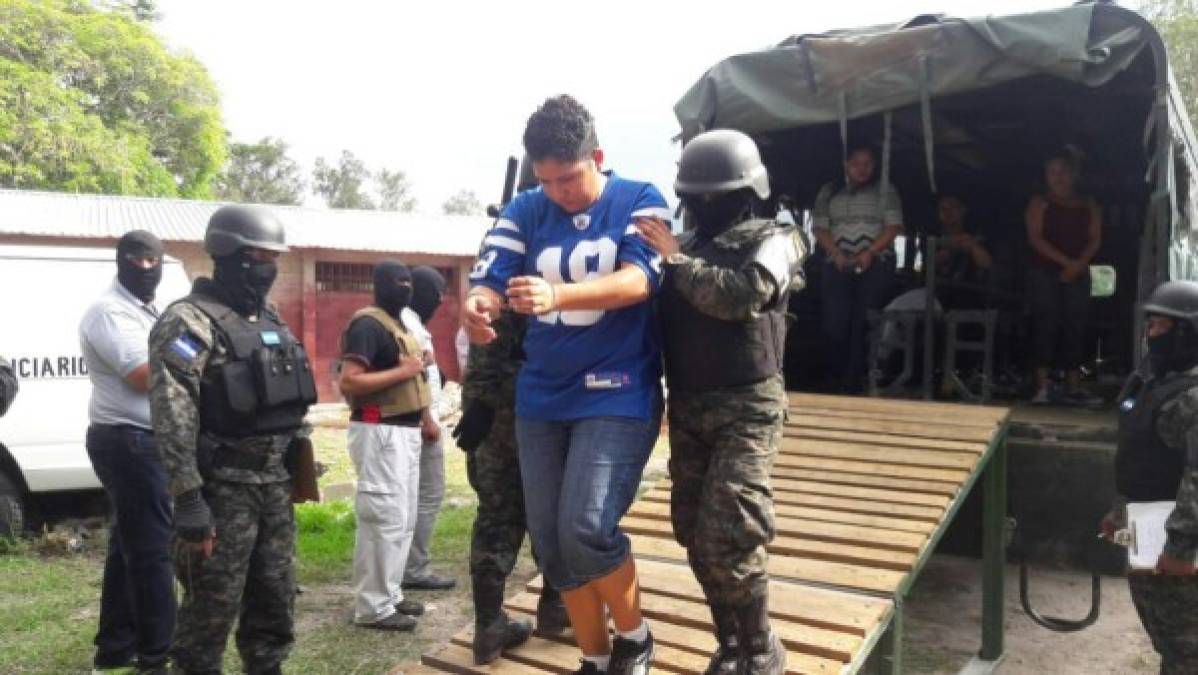 Las pandilleras fueron trasladadas bajo fuertes medidas de seguridad.