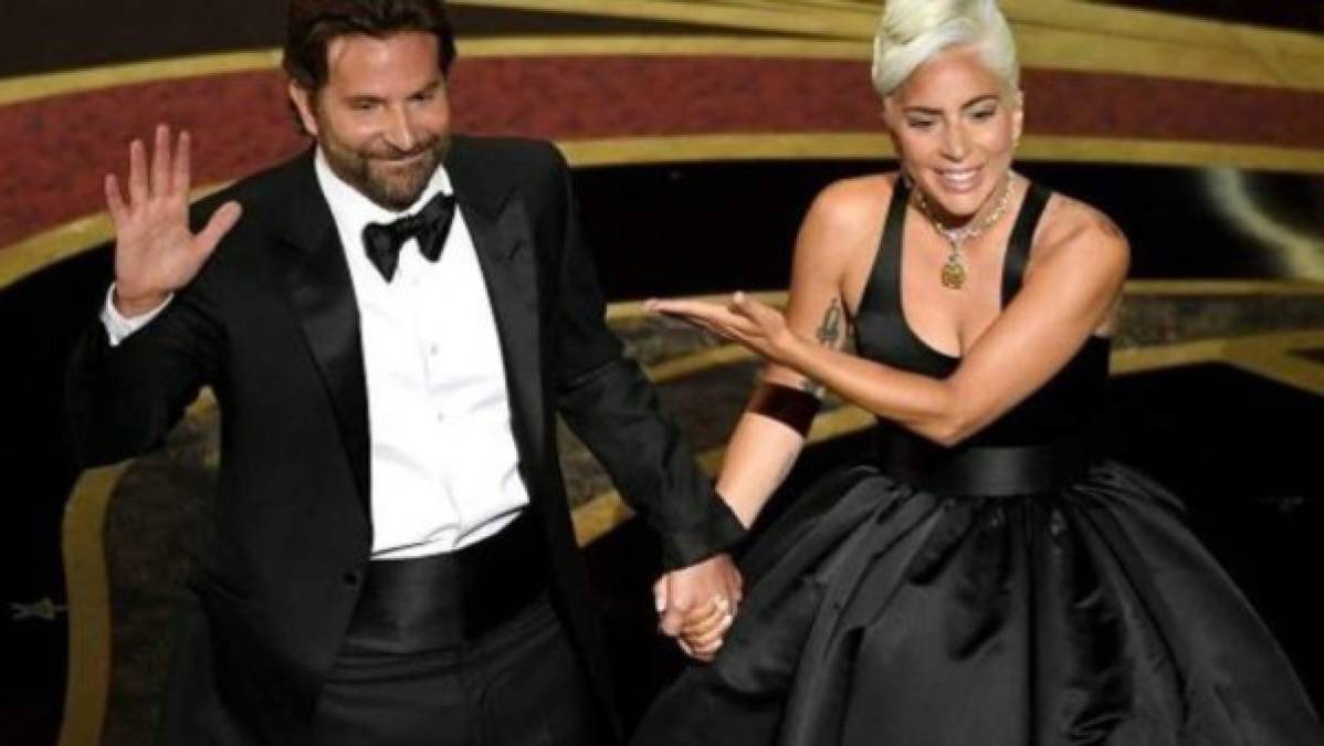 Bradley Cooper e Irina Shayk estarían en medio de una crisis en su relación y hasta al borde de la separación, según Page Six, algo que ha llevado a especular los motivos que llevarían a la pareja a separarse y el nombre de Lady Gaga fue el primero en la lista. La cantante ha sido vinculada con el actor después de su intensa relación en la pantalla en la cinta 'A Star is Born' y más tras su presentación en la entrega de los Premios Óscar este año. Sin embargo, un informante ha dicho al tabloide Us Weekly que Gaga no tiene nada que ver con la separación de la pareja. Una segunda fuente agregó que 'nada romántico' sucedió entre Gaga y Cooper cuando protagonizaron la película.