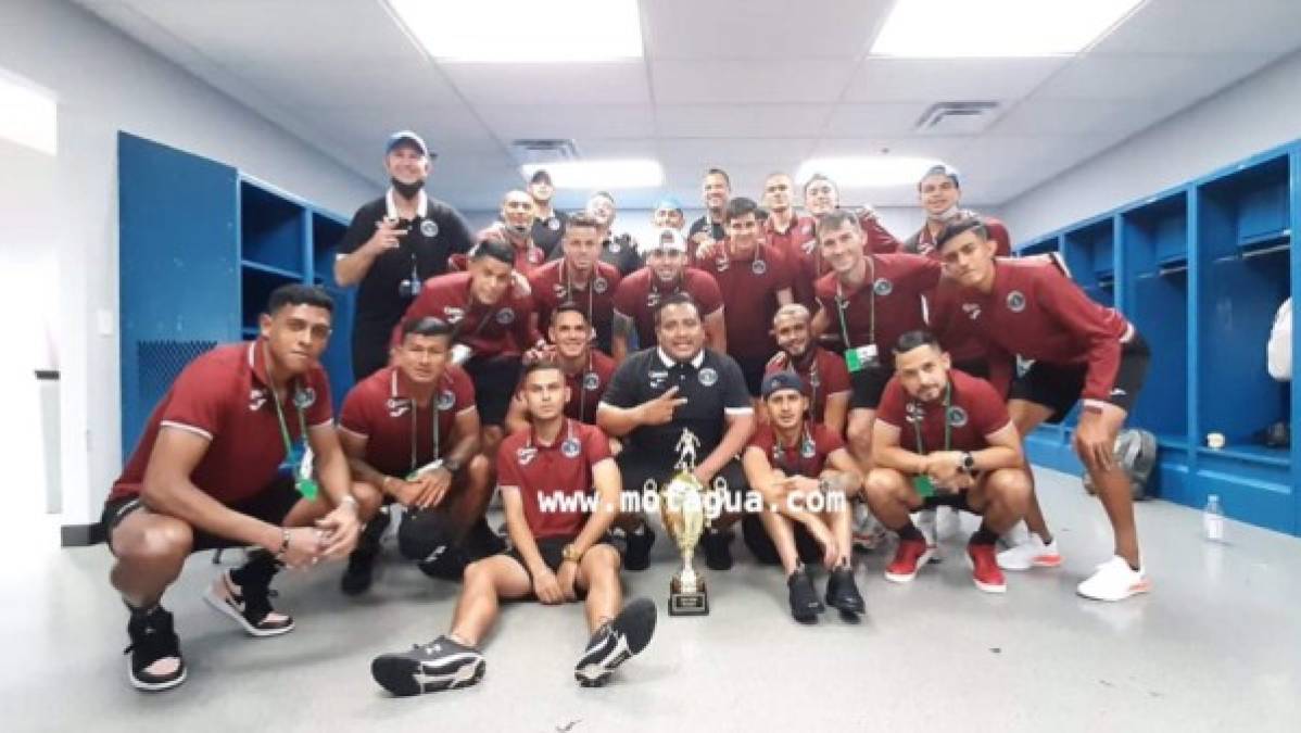 En el vestuario también celebraron los jugadores de Motagua.