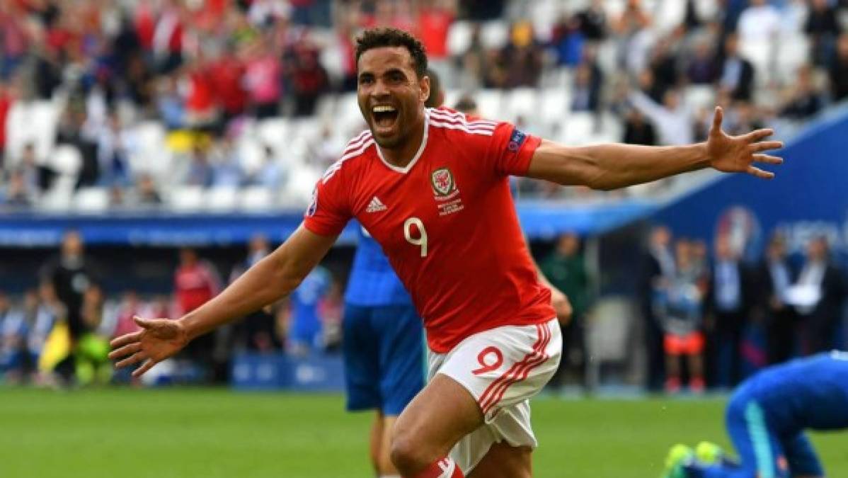 Según apunta Sky Sports, Atlético de Madrid y Sevilla estarían interesados en incorporar al delantero galés Hal Robson-Kanu después de su gran Eurocopa. Tal y como informa este medio inglés, emisarios del jugador se reunirán con los representantes del jugador, que está libre tras acabar contrato con el Reading.