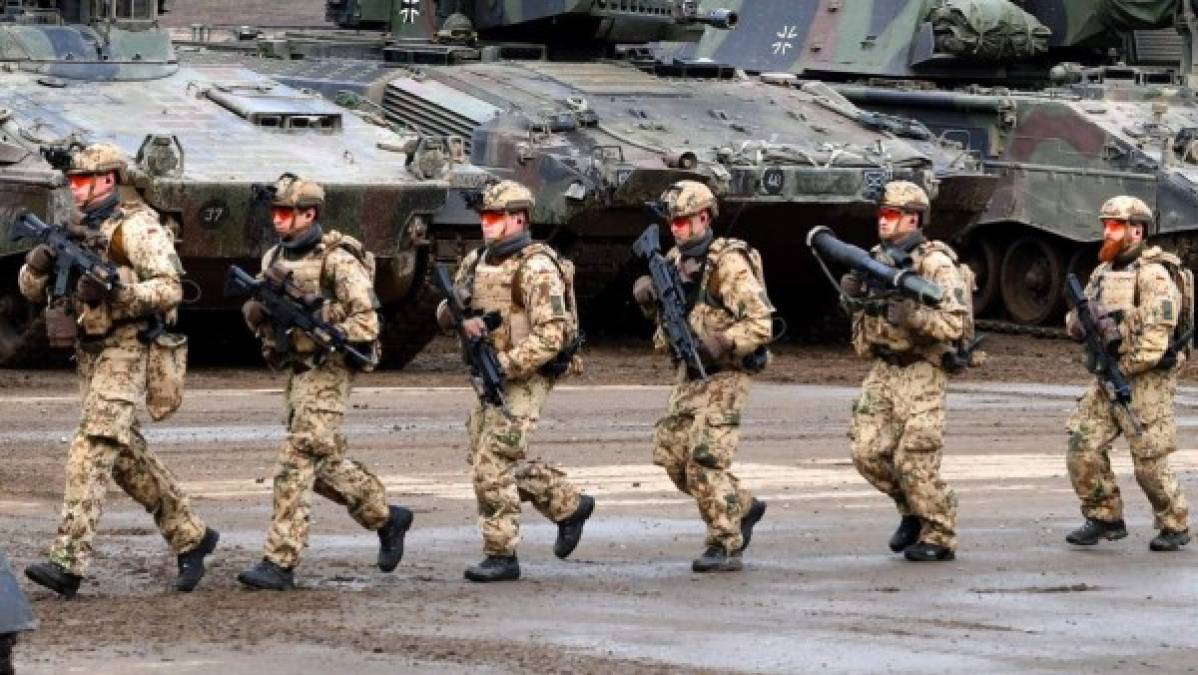 10. Alemania: La 'Bundeswehr', como se conoce al ejército alemán, ha decaído varias posiciones en el ránking debido al decaimiento de sus capacidades militares en los últimos años. El ejército se compone actualmente de 182,000 soldados y apenas un tercio de los 97 tanques, aviones de combate y helicópteros de nueva fabricación están listos para el combate.<br/><br/>Según un informe de Die Zeit los aviones de combate, tanques, helicópteros y barcos existentes se encuentran en condiciones 'dramáticamente malas'.