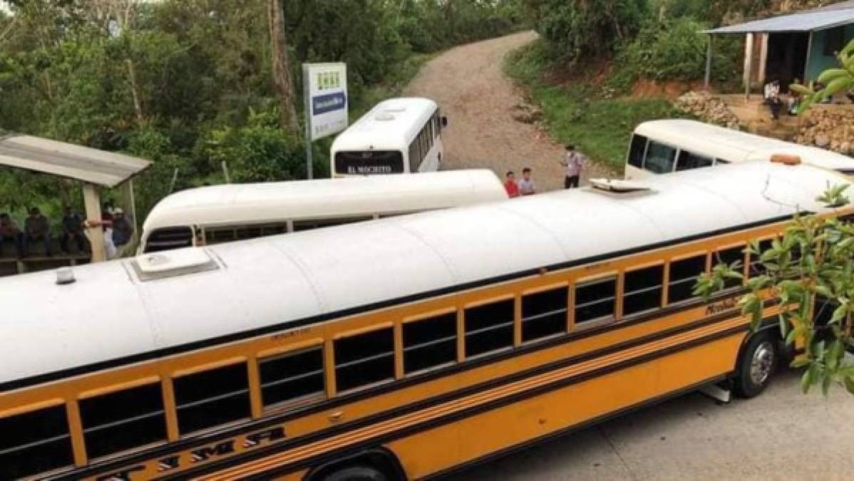 Imagen desde la región de El Mochito, Las Vegas, Santa Bárbara. Conductores han optado por acudir al llamado del consorcio del transporte público en Honduras. En septiembre de 2020 se vivió una protesta similar. Sin embargo, el acuerdo entre Instituto Hondureño del Transporte Terrestre (IHTT) logró que estos retomaran actividades.