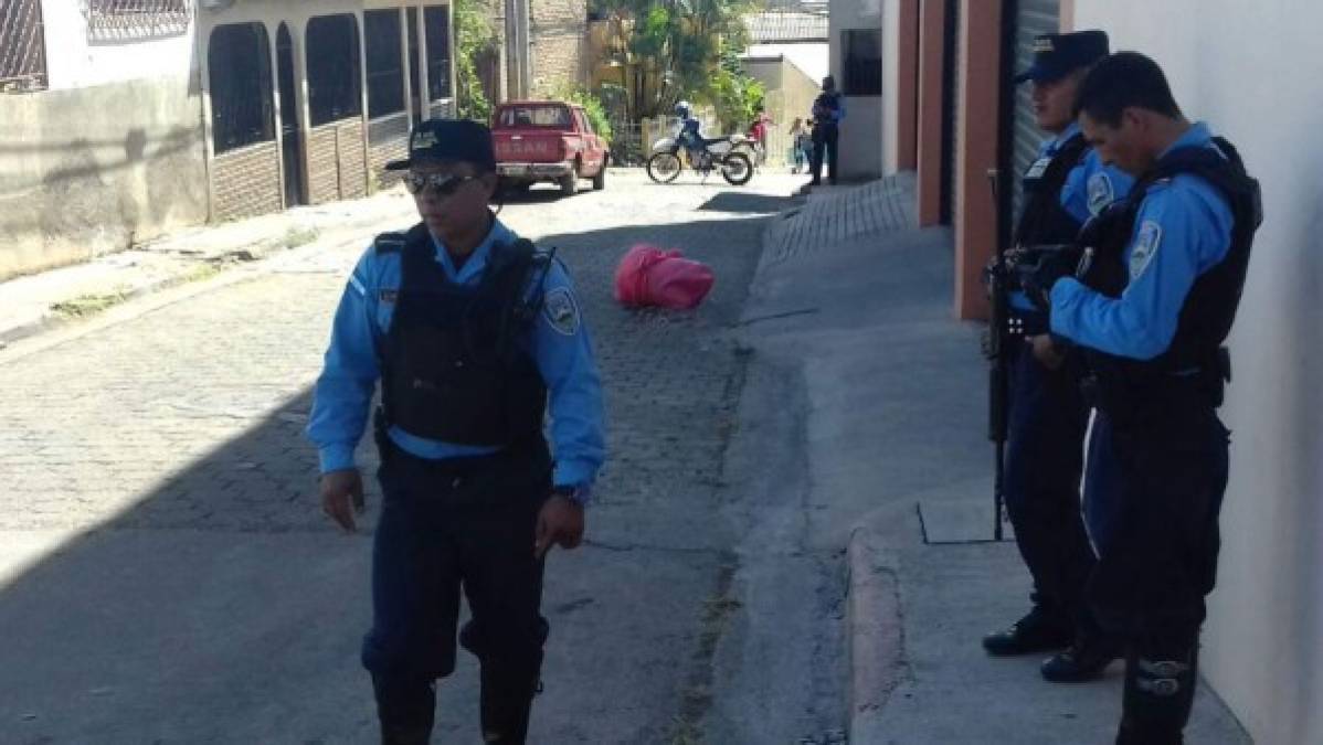 Desde un carro en marcha lanzaron un cuerpo 'encostalado' en barrio Lempira de Comayagüela.