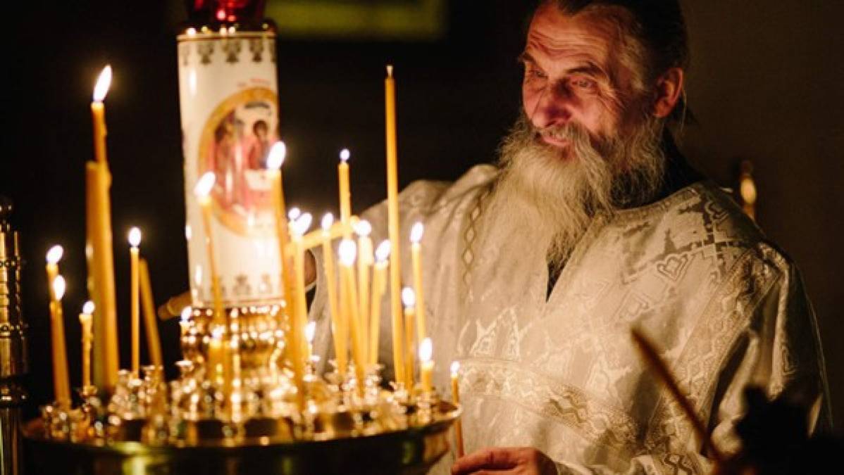 Rusia. Siguen el calendario de la iglesia ortodoxa y, por ese motivo, las celebraciones son unos días más tarde. En los hogares rusos, la cena de Nochebuena está compuesta por doce platos, uno por cada apóstol. El pescado, acompañado por una sopa de remolacha, es el plato estrella de las mesas navideñas en este país.