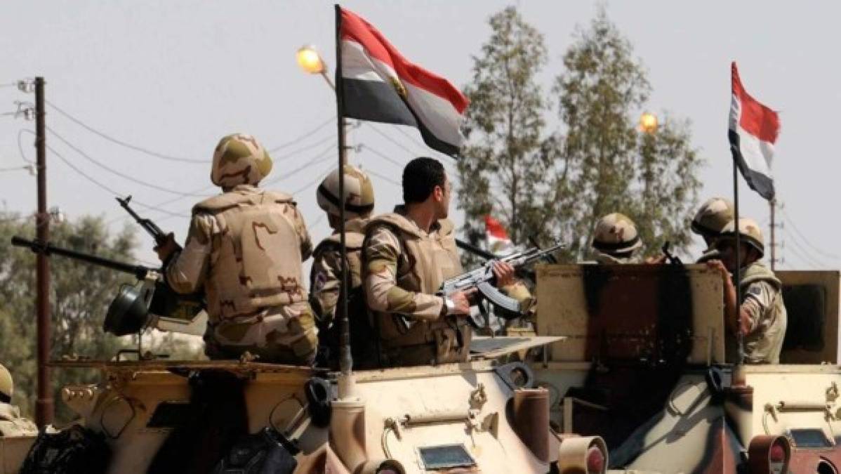 12. Egipto: Con un personal de más de 460,000 -y un millón de reservas-las Fuerzas Armadas de Egipto son uno de los ejércitos más poderosos de los países árabes. Cuenta con un presupuesto de 5,850 millones de dólares.