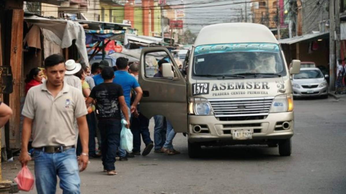 El movimiento en el centro de la capital industrial, inició en distintos puntos de buses, después del anuncio de los transportistas.