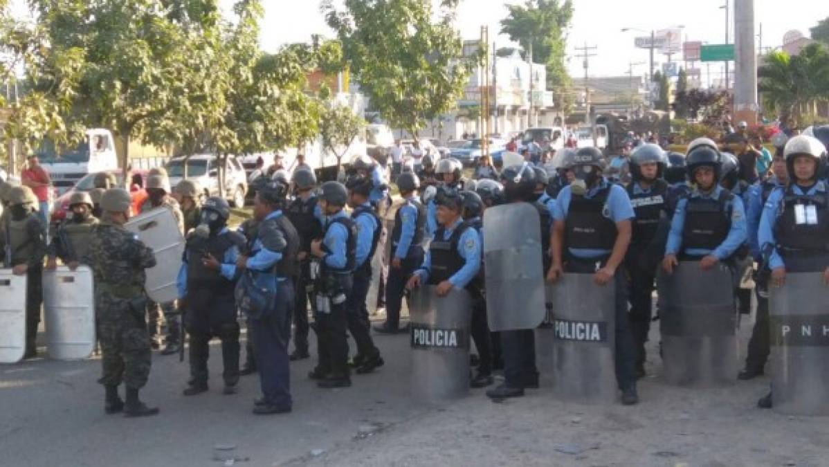 Pero no sólo no permitían la libre circulación, los manifestantes también realizaron actos vandálicos quemando varios negocios, entre ellos un autolote, saqueos a tiendas locales, quemas de postas policiales y oficinas gubernamentales, como la sucursal de Hondutel. <br/>