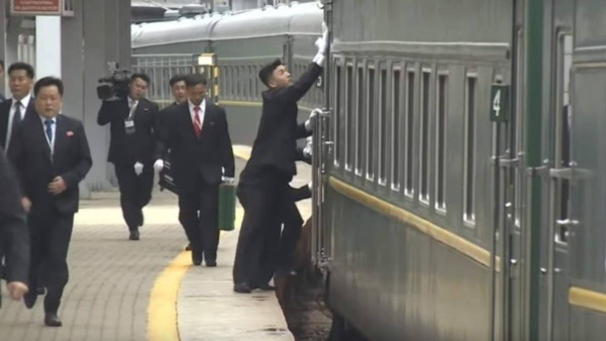 Los guardaespaldas no dejan nada al azar, incluso se encargan de limpiar el tren blindado en que realiza sus viajes el líder norcoreano.