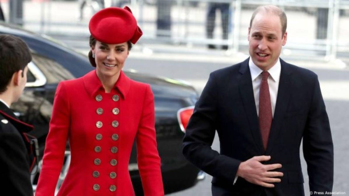 Kate llegó con un abrigo-vestido color rojo de Catherine Walker que cuenta con cuerpo entallado y falda por encima de las rodillas decorado con llamativos botones.
