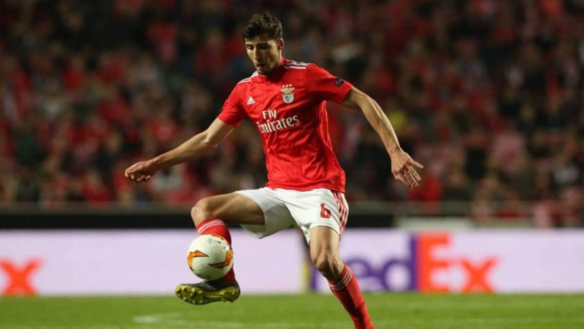 Según un rumor lanzado en el programa El Chiringuito, el Real Madrid seguiría de cerca los pasos de uno de los centrales europeos con mayor proyección de cara a futuro. Se trata del portugués del Benfica, Rúben Dias, de 22 años y que cuenta con una cláusula de 60 millones de euros.