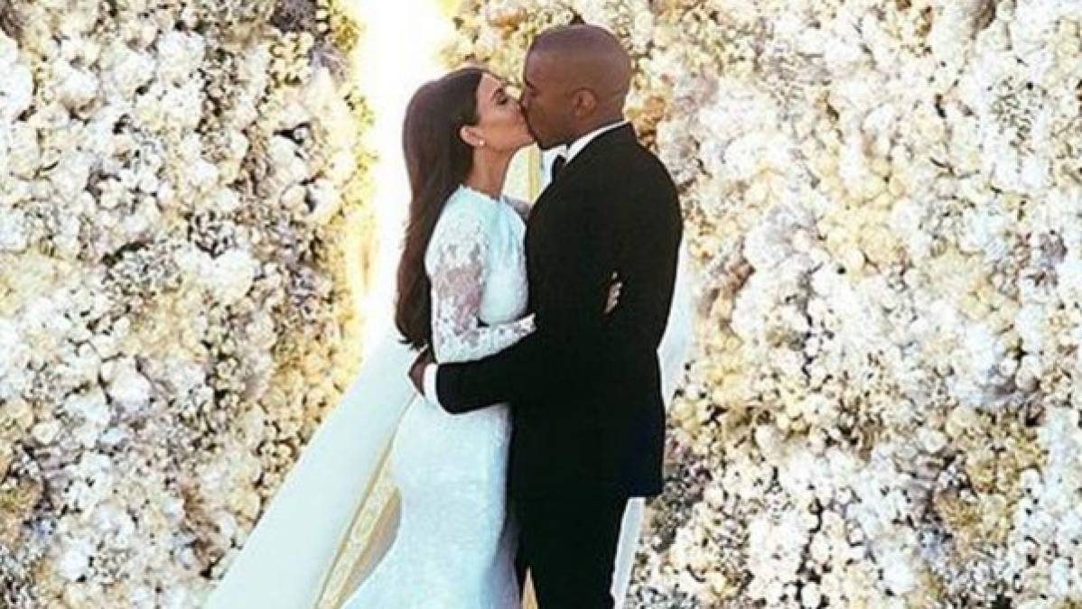 4. Kim Kardashian y Kanye West se casaron en Italia. Esta imagen del beso de boda alcanzó 2,4 millones.