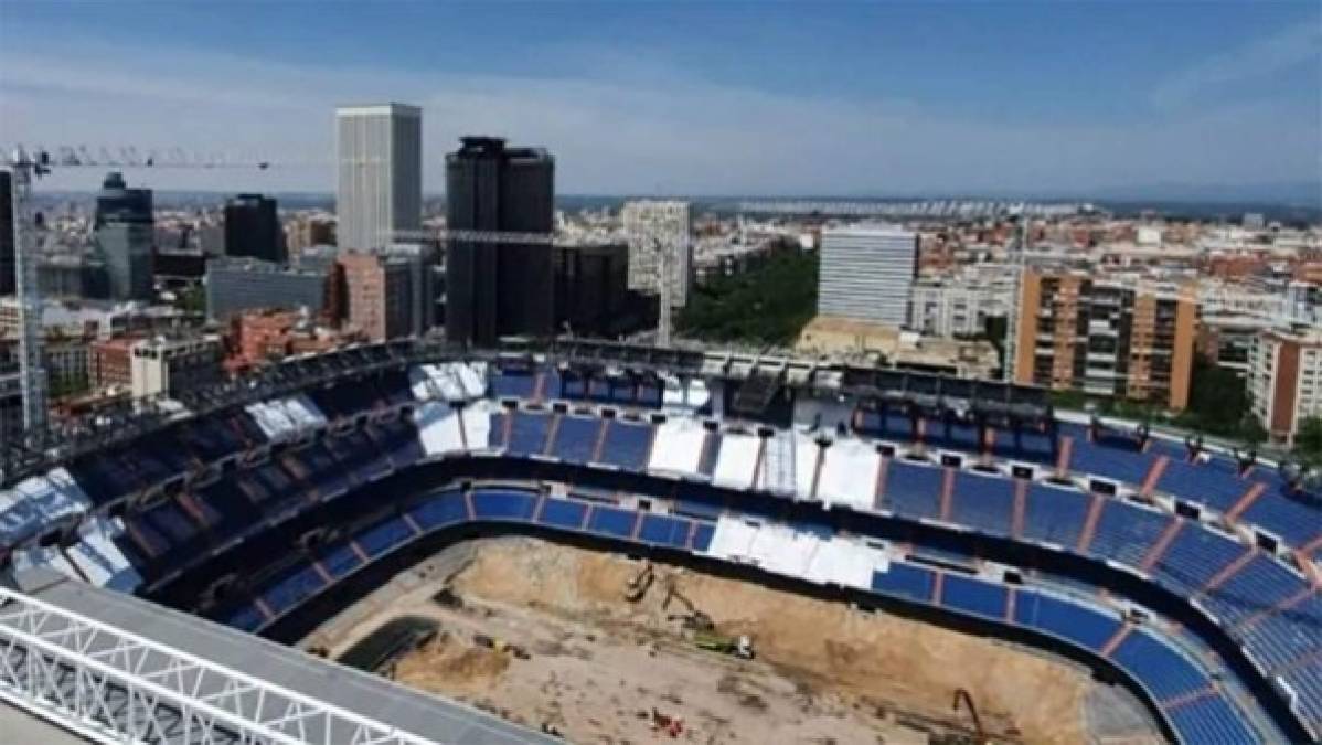 Las primeras imágenes de los trabajos, compartidas hace alrededor de un mes, sorprendieron a los fanáticos debido a que el estadio mostró una imagen nunca antes vista: sin césped y con una cueva de 30 metros de profundidad en el centro del campo.