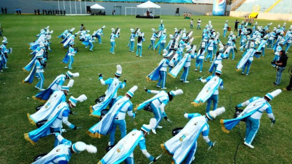 Excelente coordinación y vistosas coreografías. La banda del JTR cerró el desfile patrio por la independencia de Honduras.