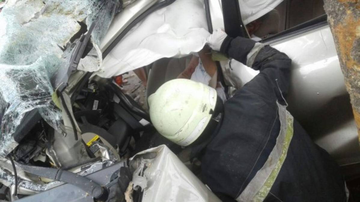 El Accidente fue atendido por el Cuerpo de Bomberos que intentró rescatar con vida el cuerpo de Caballero.