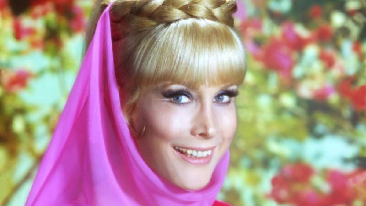 Con 88 años de edad y 54 años después del estreno de 'Mi bello genio', Barbara Eden luce completamente irreconocible. La actriz no ha perdido el carisma y el porte. ¿Listos para ver su gran transformación?