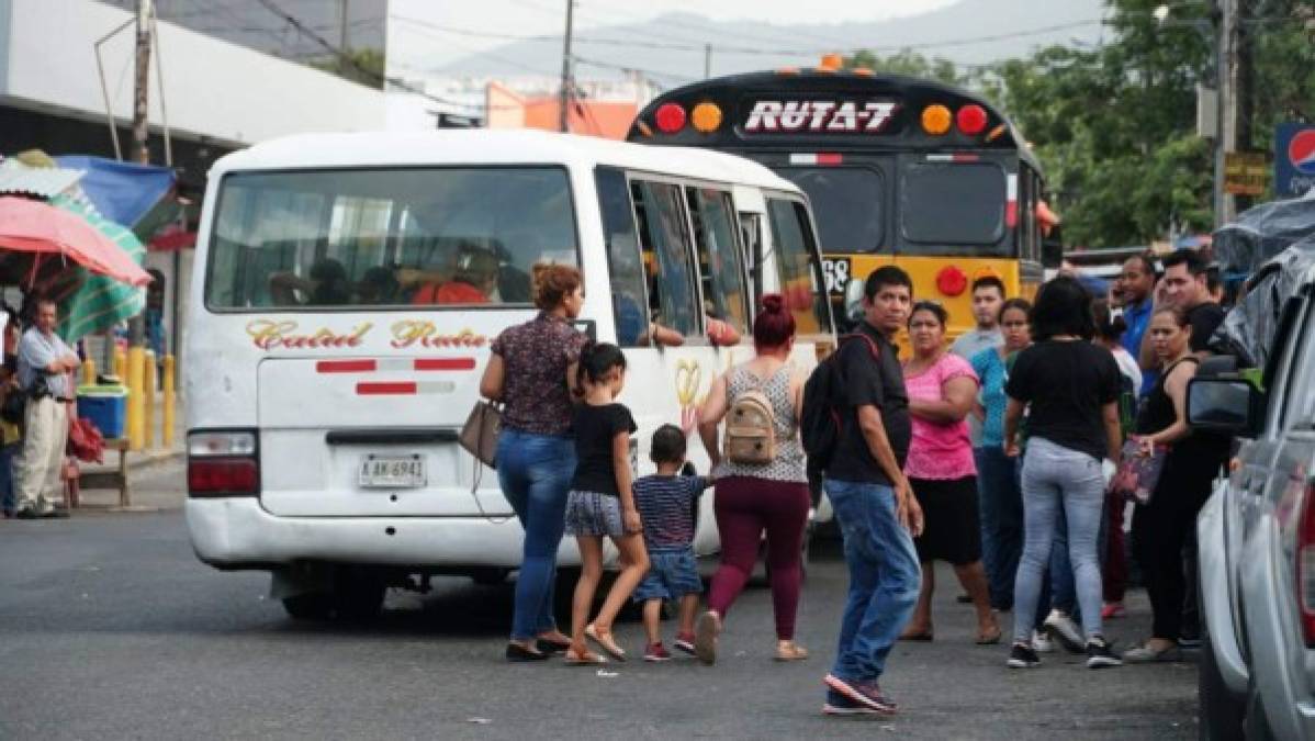 La parada de Maheco, uno de los puntos principales de los buses, comenzó a llenarse de personas en busca de transporte.