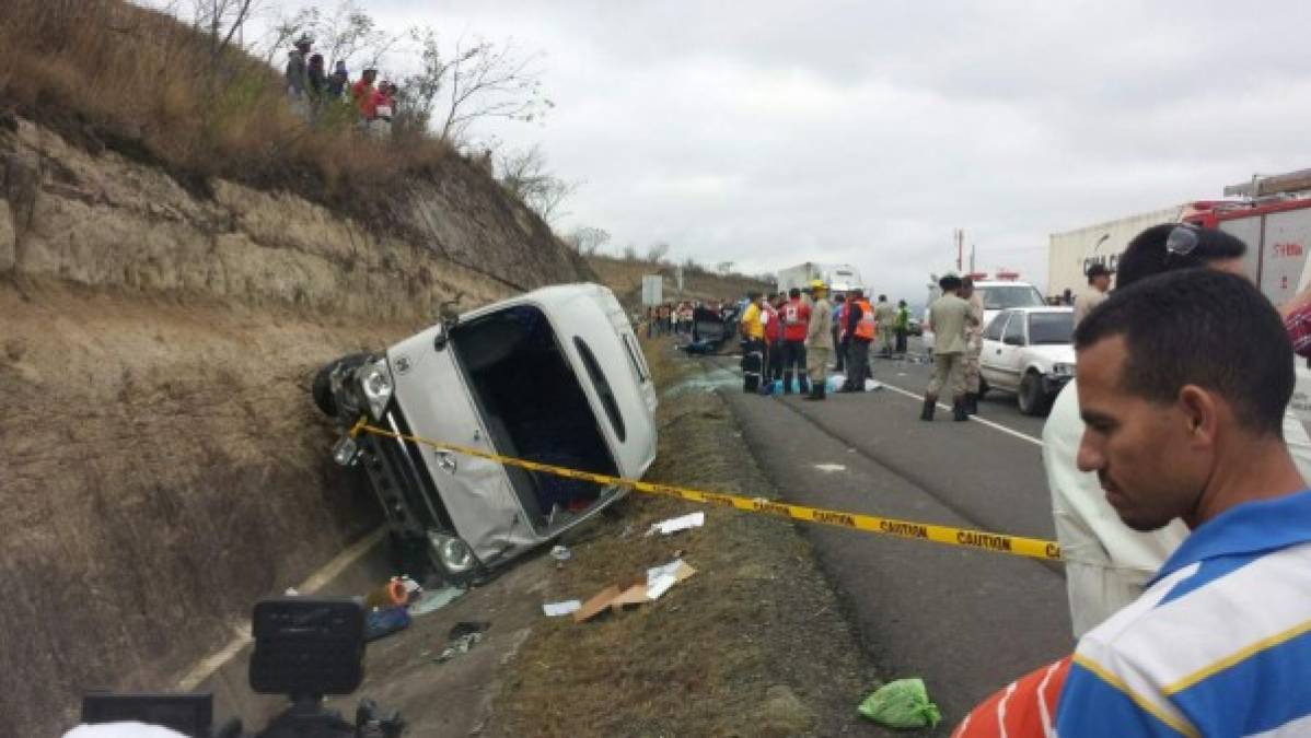 La mujer paramédico, que laboraba para Covi, brindaba asistencia a los heridos cuando de pronto un microbús se tiró en contra vía y la atropelló.