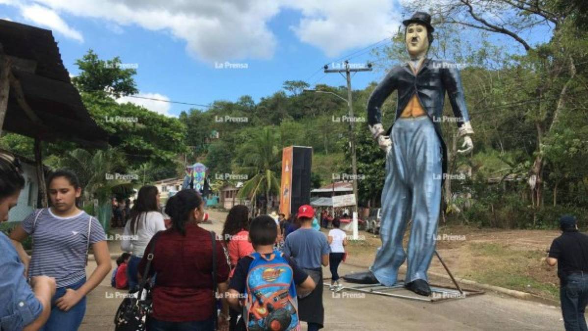 Trinidad Santa Bárbara está de fiesta con su tradicional y colorido Festival Real de las Chimeneas Gigantes.