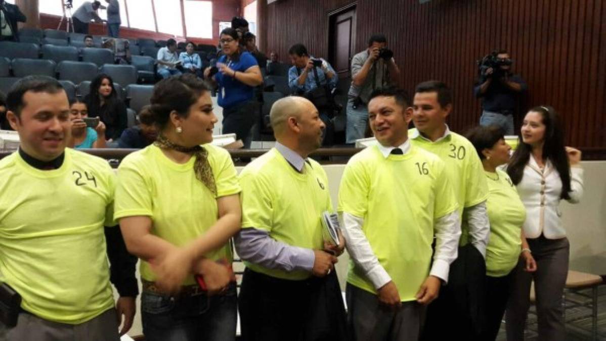 Diputados de Libre visten camisetas para mostrar su oposición a elevar a rango constitucional a la Policía Militar.